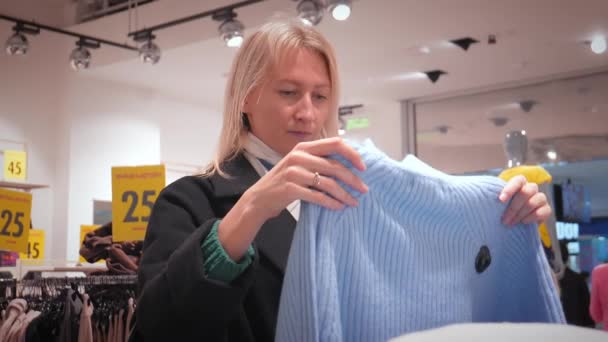Szczęśliwa Kobieta Patrząc Ubrania Centrum Handlowym Sklep Odzieżowy Kobieta Shopper — Wideo stockowe