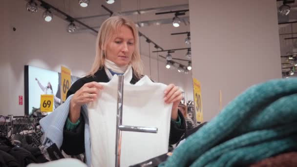 Glückliche Frau Beim Betrachten Von Kleidung Einkaufszentrum Bekleidungsgeschäft Mall Käuferinnen — Stockvideo