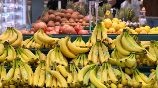 Banda Dojrzałych Żółtych Bananów Ułożonych Ladzie Dużego Supermarketu Lub Sklepu — Wideo stockowe