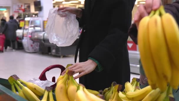 Kruidenierswinkel Close Van Vrouwelijke Handen Die Verse Bananen Uit Winkel — Stockvideo