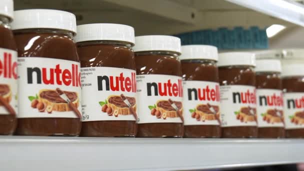 Batumi Georgia 2024年1月19日 超级市场货架上Nutella罐头的特写 可可和牛奶是甜面食的品牌名称 意大利Ferrero公司生产 — 图库视频影像