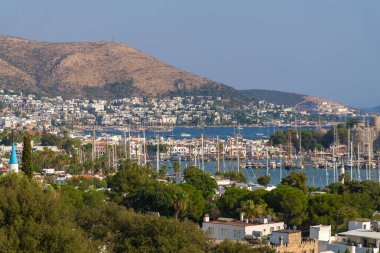 Bodrum 'da güzel manzara, yatlar, günbatımında kale, Türkiye