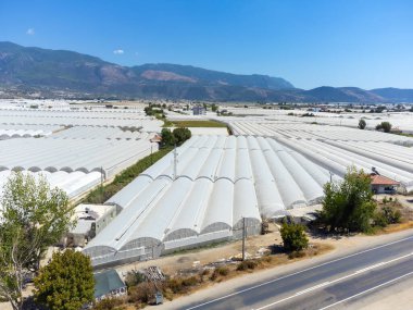 Manavgat, Antalya, Türkiye 'deki geniş sera manzarasının panoramik insansız hava aracı görüntüsü. Dembra Türkiye 'de yıl boyunca sebze yetiştirmek için seralar. Seralarda sebze yetiştirme kavramı
