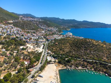 Kalkan, Kas 'taki büyüleyici butik otelleri yakalayan muhteşem hava aracı görüntüleri, Akdeniz' in arka planına karşı hazırlanıyor. Arkaplan dağlarına ve güzel adalara karşı.