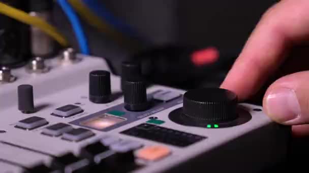 在现场演播室表演中 手调混合器旋钮用于音量控制的特写图像 混合器具有多个旋钮和按钮 用于精确的音频混合调整 — 图库视频影像