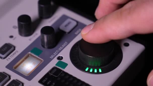 在现场演播室表演中 手调混合器旋钮用于音量控制的特写图像 混合器具有多个旋钮和按钮 用于精确的音频混合调整 — 图库视频影像