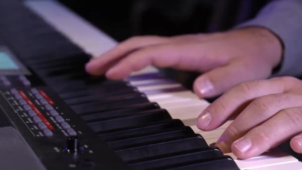 コンサートやレコーディングスタジオでピアノやシンセサイザーを演奏する認識できないミュージシャンの手のトップビュー キーボード ハンド ミュージシャン — ストック動画