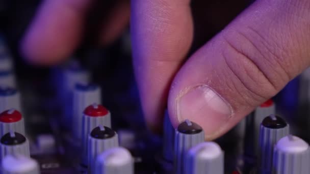 Gros Plan Console Mixage Dans Studio Enregistrement Boutons Réglage Manuel — Video