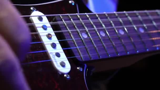 Hipnotyzujące Zbliżenie Muzyk Gra Gitarze Elektrycznej Pod Niebieskim Oświetleniem Umiejętnie — Wideo stockowe