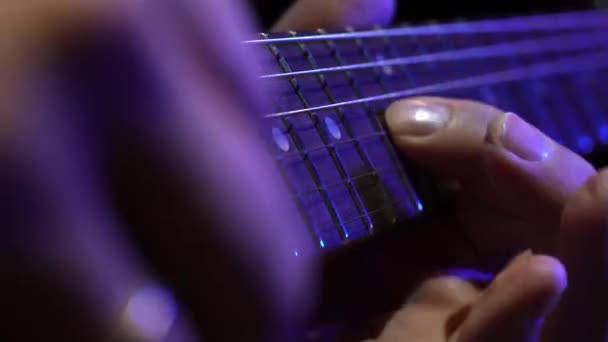 Homem Tocando Guitarra Elétrica Close Das Mãos Homem Habilmente Criando — Vídeo de Stock