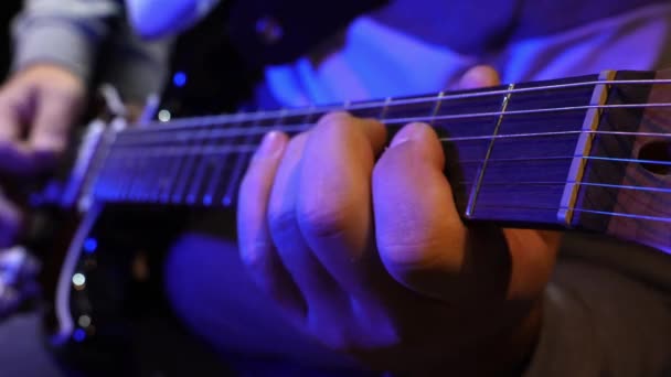 기타를 음악가의 괴롭히는 Strumming 문자열 프레트 보드에 프레트에 코드를 — 비디오