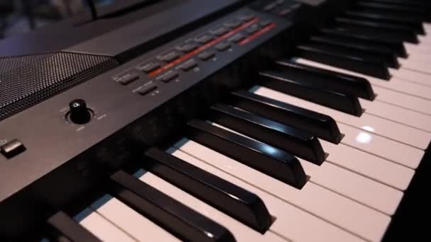 Piano Sintetizador Sintetizador Analógico Profesional Con Teclado Piano Clásico Perillas — Vídeos de Stock