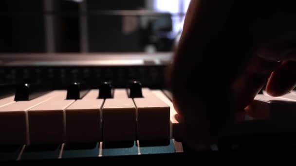 Oldalnézet Kemény Árnyékokkal Közelkép Felismerhetetlen Zenész Kezéről Aki Zongorázik Vagy — Stock videók