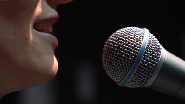 Gros Plan Femme Microphone Dynamique Haute Qualité Chant Chanson Parler — Video
