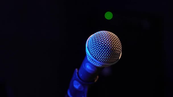 Високоякісний Мікрофон Podcasts Streaming Voiceovers Студії Звукозапису Ізольовано Чорному Тлі — стокове відео
