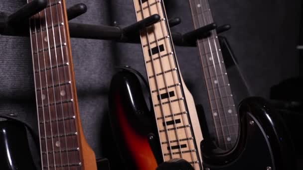 Close Guitarras Acústicas Bajo Colores Multicolores Elegantemente Exhibidas Ganchos Pared — Vídeos de Stock
