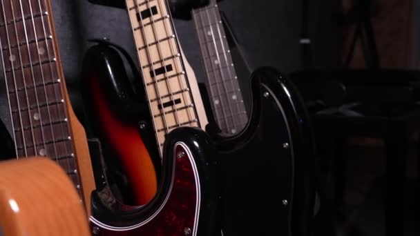 Close Guitarras Acústicas Bajo Colores Multicolores Elegantemente Exhibidas Ganchos Pared — Vídeos de Stock