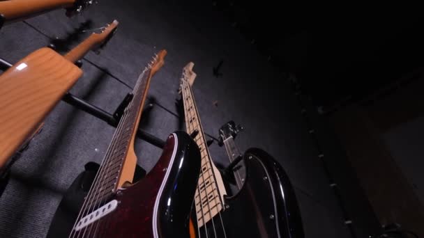 Guitarras Acústicas Baixo Cores Multicoloridas Elegantemente Exibidas Ganchos Parede Prateleira — Vídeo de Stock