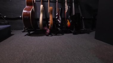 Music Instrument Shop veya Recording Studio 'daki Elektro Gitarlar Aralığı. Gitar Parçaları, Gitar Vücutları, Profesyonel Elektrikli Gitar Mağazası 'nda, Enstrümantal Konsept' de, Profesyonel Elektronik Gitarın Üzerinden ve Hareket Etme Kamerası