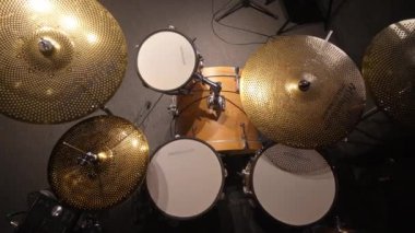 BATUMI, GEORGIA - FEBRUARY 2, 2024: Stüdyodaki müzik prova stüdyosu Perküsyon Enstrümanları Dark Rock Metal Style Cymbal
