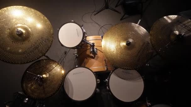 바투미 조지아 2024년 방에서 리허설 스튜디오 클로즈업 스튜디오에서 드럼을 음악가 — 비디오