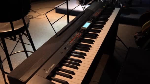 Synthesizer Piano Professionele Analoge Synthesizer Met Klassiek Piano Toetsenbord Knoppen — Stockvideo