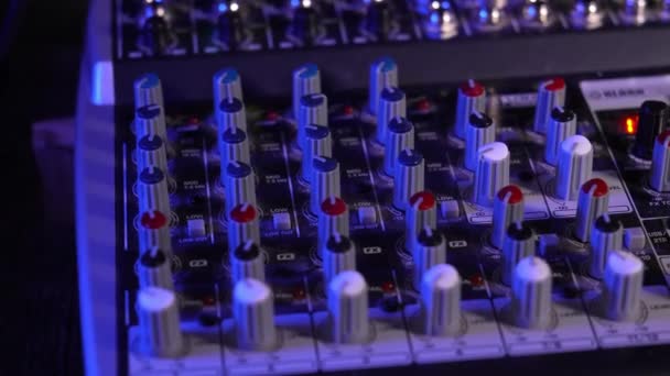 Controlo Misturador Engenheiro Musical Controles Bastidores Mixer Áudio Misturador Som — Vídeo de Stock
