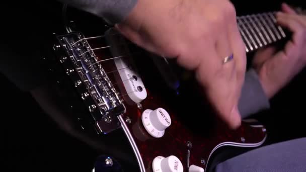人弹奏电吉他 人的手的特写巧妙地创作出激情的旋律 手指头在弦上平稳地移动 使人烦躁 — 图库视频影像