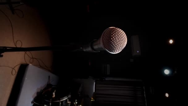 Ретро Микрофон Центре Рамки Фоне Музыкальных Инструментов Барабанная Установка Студия — стоковое видео
