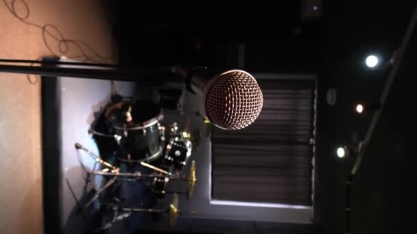 Retro Mikrofon Uprostřed Rámu Pozadí Hudebních Nástrojů Drum Set Nahrávací — Stock video