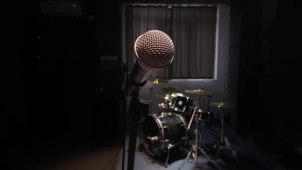 Ретро Мікрофон Центрі Кадру Фоні Музичних Інструментів Drum Set Студія — стокове відео