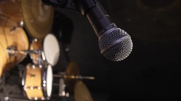 Ретро Мікрофон Центрі Кадру Фоні Музичних Інструментів Drum Set Студія — стокове відео