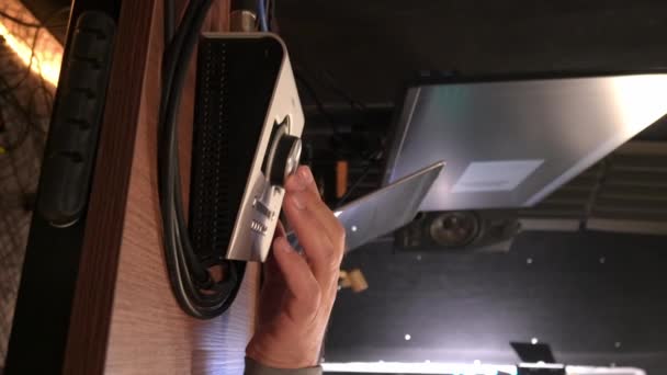 在现场演播室表演中 手调混合器旋钮用于音量控制的特写图像 混合器具有多个旋钮和按钮 用于精确的音频混合调整 垂直视频 — 图库视频影像