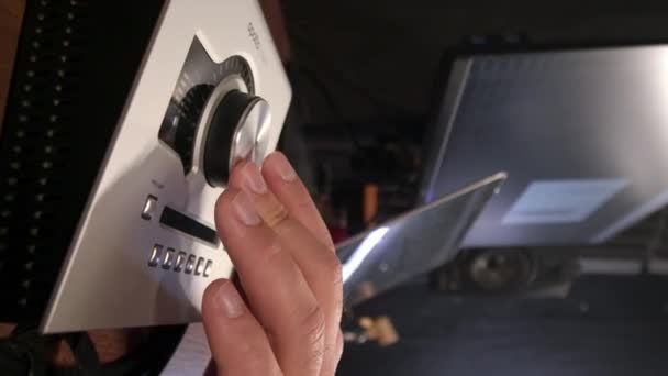 Canlı Stüdyo Performansı Sırasında Ses Kontrolü Için Mikser Düğmesini Ayarlayan — Stok video