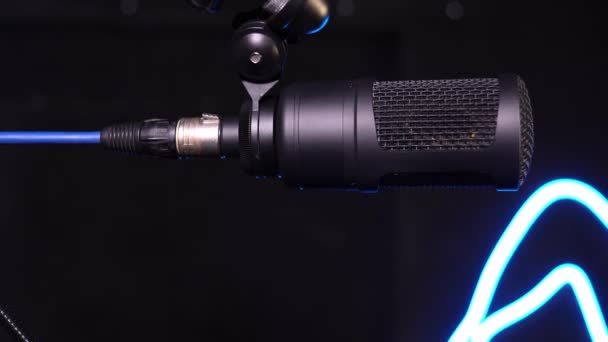 Високоякісний Мікрофон Podcasts Streaming Voiceovers Студії Звукозапису Ізольовано Чорному Тлі — стокове відео