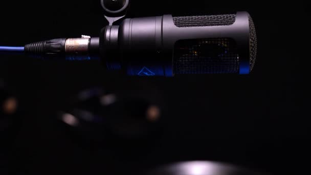 Microfone Condensador Estúdio Isolado Preto Microfone Estúdio Tela Pop Microfone — Vídeo de Stock