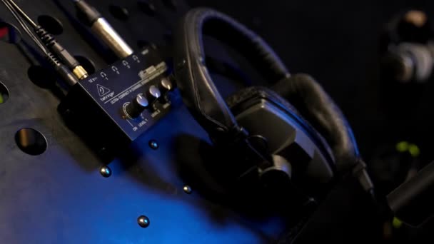 Headphones Mixer Equipamentos Engenharia Som Estúdio Gravação Para Produção Música — Vídeo de Stock