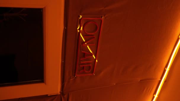 Luminoso Cartello Rosso Neon Che Recita Air Accende Spegne Proiettando — Video Stock