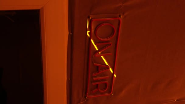 Leuchtend Rote Leuchtreklame Mit Der Aufschrift Air Schaltet Sich Ein — Stockvideo
