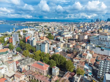 Güneşli bir yaz gününde İstanbul 'un insansız hava aracı manzarası. Binaların mimari tasarımı, tarihi şehrin kamusal alanları.