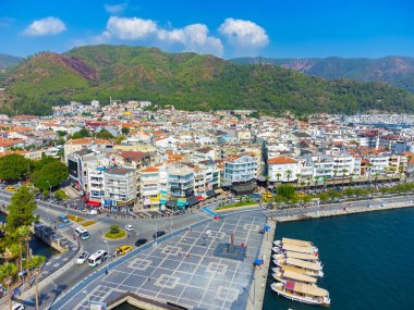 Marmaris, Türkiye - 9 Eylül 2023: Akdeniz kıyısındaki Marmaris şehri. Türkiye 'nin Mugla ilinin Marmaris tatil beldesinin İHA manzarası.