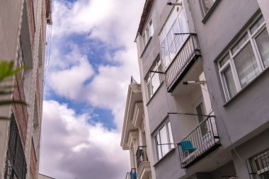 Eski kentin atmosferik dar sokakları ve pencerelerin dışındaki giysiler, İstanbul, Türkiye. İstanbul 'un yukarıdan görünüşü.