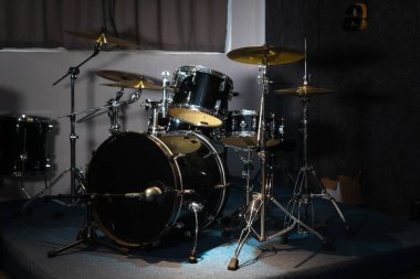 Bir müzik stüdyosundaki davul setinin yakın çekimi.