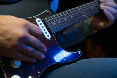 Elektro gitar çalarak elinizi kapatın. Gitar çalan müzisyen, canlı müzik. Gitar çalan adam. Müzik aleti. Elektro gitar. Rock müzik grubunun tekrarı.