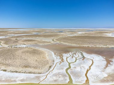 Türkiye 'de Tuz Gölü' nün insansız hava aracı görüntüsü. Manzara Ay 'daki ya da Mars' taki gibi, her şey tuzla kaplı. Burada, yenilebilir tuz fabrika veya fabrikada çıkarılıp işlenir. Uzaylı manzarası.