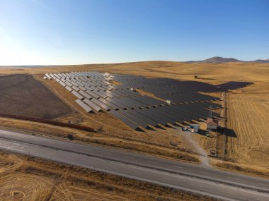 Güneş paneli hava görüntüsü. Gökyüzünden fotovoltaik paneller çiftliği, yenilenebilir güneş enerjisi için çapraz sıralar. Karbon ayak izi kavramının azaltılması, gelecek için temiz yeşil enerji.