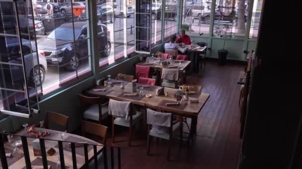 乔治娅 Batumi 2024年2月2日 舒适餐厅的内部 现代阁楼风格的设计 现代餐厅和餐桌酒吧 — 图库视频影像