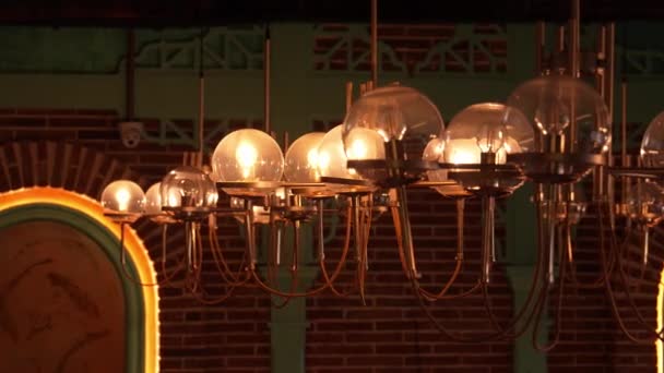 Kafenin Içinde Tuğla Duvar Arkasında Edison Tarzında Parıldayan Antika Ampuller — Stok video
