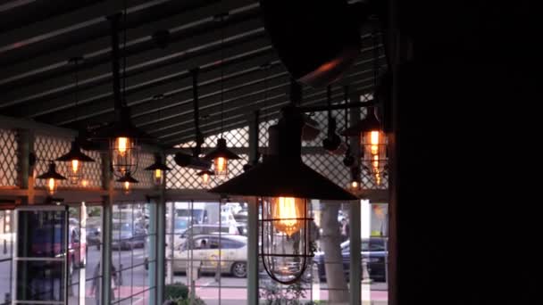 Kafenin Içinde Tuğla Duvar Arkasında Edison Tarzında Parıldayan Antika Ampuller — Stok video