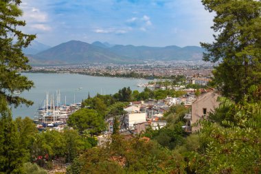 Türkiye, Fethiye, şehir manzaralı, sayısız yatlı liman, güzel dağlar.